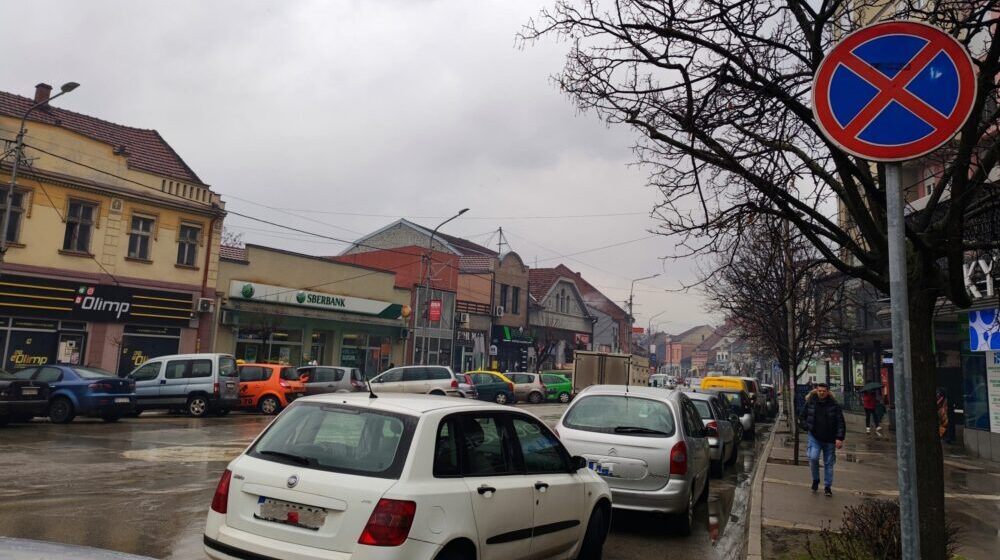 Fenomen u Jagodini: Trotoari puni parkiranih vozila, pešaci ne mogu da se kreću, a parking mesta prazna (FOTO) 1