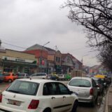 Fenomen u Jagodini: Trotoari puni parkiranih vozila, pešaci ne mogu da se kreću, a parking mesta prazna (FOTO) 4