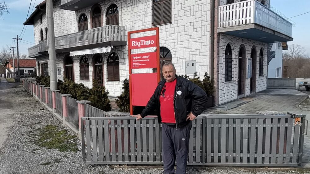 Na parkingu Rio Tinta parkirano 10 džipova, meštani Nedeljica tvrde: "Pre neki dan su kupili dve kuće, prodavci ucenjeni" 1