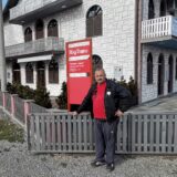 Na parkingu Rio Tinta parkirano 10 džipova, meštani Nedeljica tvrde: "Pre neki dan su kupili dve kuće, prodavci ucenjeni" 11