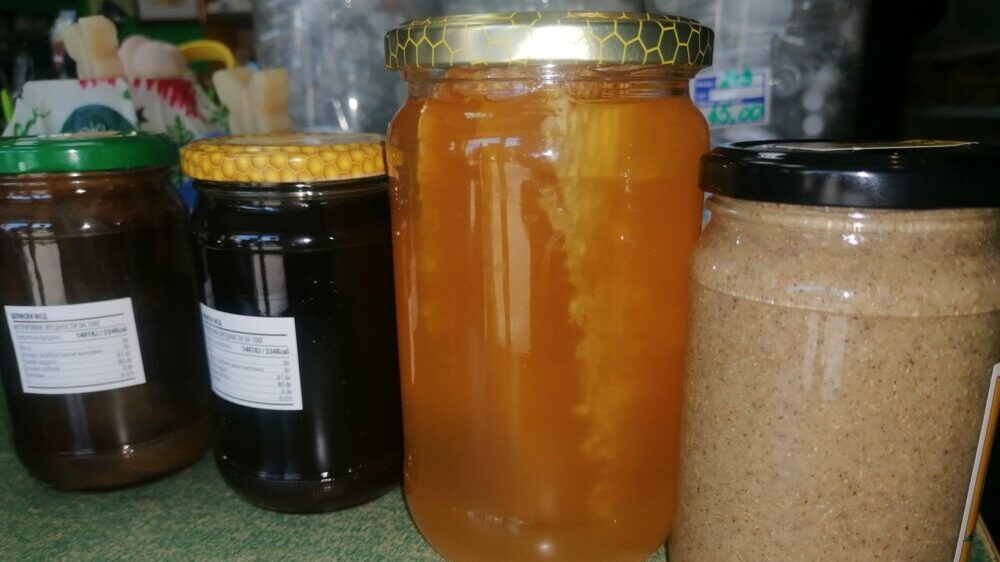 "Med sa jednom korovskom biljkom najbolji je sada, tokom kovida": Užički pčelar otkriva svoje tajne 5 "Med sa jednom korovskom biljkom najbolji je sada, tokom kovida": Užički pčelar otkriva svoje tajne 5