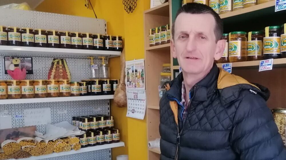 "Med sa jednom korovskom biljkom najbolji je sada, tokom kovida": Užički pčelar otkriva svoje tajne 2 "Med sa jednom korovskom biljkom najbolji je sada, tokom kovida": Užički pčelar otkriva svoje tajne 2