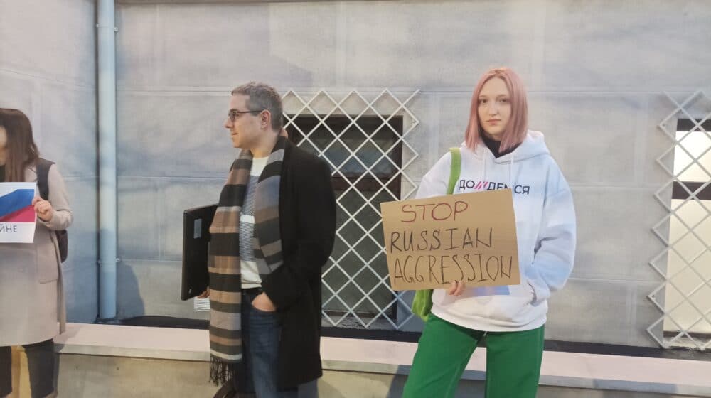 ''Pobedite Vučića na izborima ili možete dobiti rat'': Poruka Ruskinje građanima Srbije sa protesta podrške Ukrajini 1 ''Pobedite Vučića na izborima ili možete dobiti rat'': Poruka Ruskinje građanima Srbije sa protesta podrške Ukrajini 1