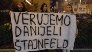 “Verujemo Danijeli Štajnfeld” ispred JDP-a i Zvezdara teatra zbog predstava u kojima igra Branislav Lečić 2