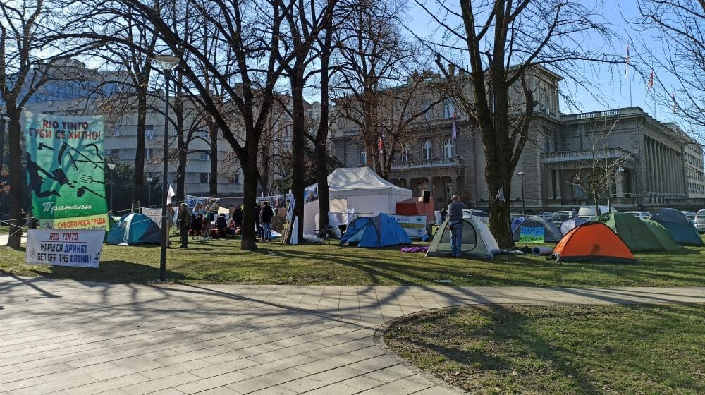 Dan ispred Predsedništva: Prolaznici se raspituju kako mogu da pomognu ljudima u šatorima (FOTO, VIDEO) 1