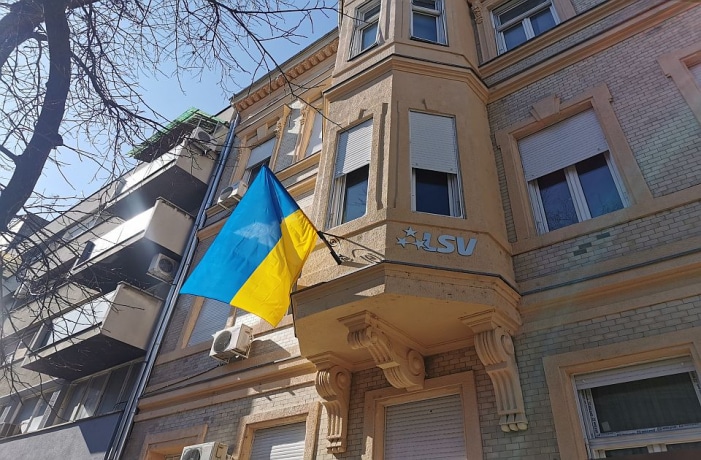 Zastava Ukrajine na fasadi LSV u Novom Sadu 1