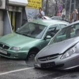 „Otvorio“ se asfalt u centru Beograda, automobili propali u rupu 1