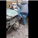 Rusko vojno vozilo u Kijevu pregazilo civilni automobil u pokretu 5