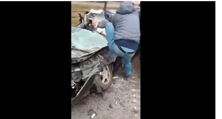 Rusko vojno vozilo u Kijevu pregazilo civilni automobil u pokretu 1