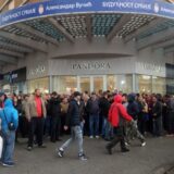 Novi Sad: Aktivisti SNS krenuli od vrata do vrata, nagovaraju građane da glasaju za Vučića 4
