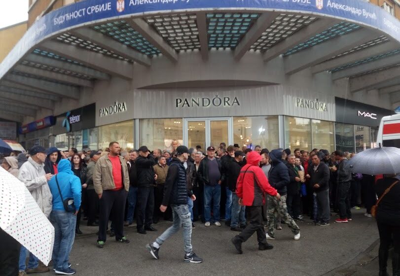 Novi Sad: Aktivisti SNS krenuli od vrata do vrata, nagovaraju građane da glasaju za Vučića 1