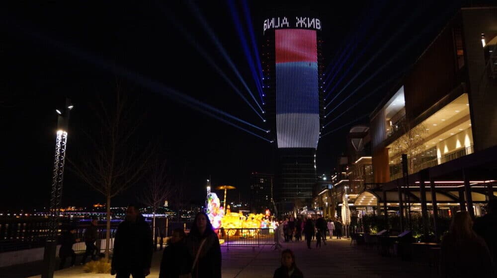 Projekcijom srpske zastave na Kuli Beograd obeležen Dan državnosti (FOTO) 1