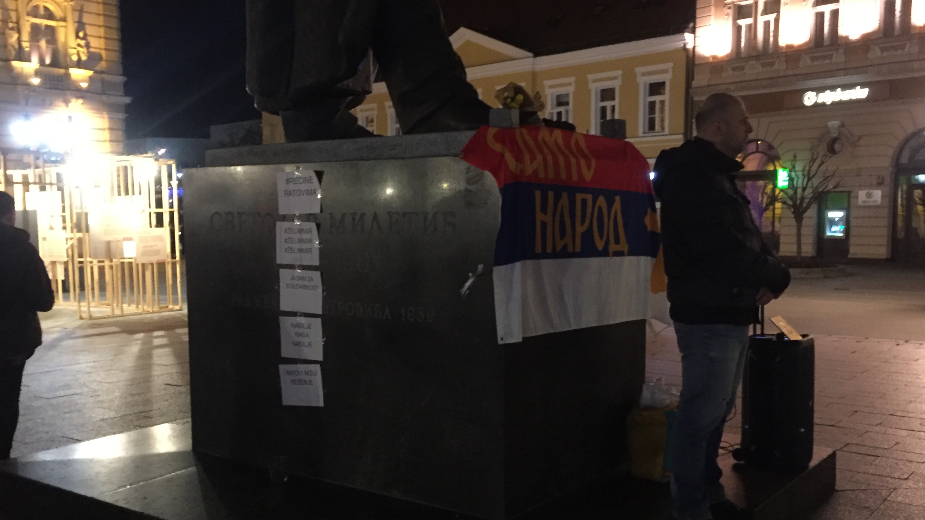 Održani paralelni skupovi u Novom Sadu: "stop ratu" i "samo narod" na dve strane spomenika 1
