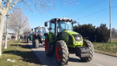Traktorista izazvao saobraćajku Banatski ratari danas protestovali u Zrenjaninu zbog visokih cena đubriva, kažu biće manje hrane (FOTO) 2