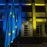 Rezidencija ambasadora EU u Srbiji u nedelju uveče bila osvetljena bojama zastave Ukrajine 7