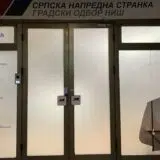 Studenti i građani jajima i crvenom bojom gađali sedište SNS-a u Nišu (VIDEO) 8