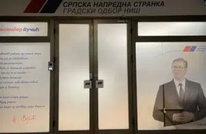 Studenti i građani Niša protestovali su večeras ispred sedišta gradskog odbora Srpske napredne stranke i jajima i crvenom bojom gađali ulazna vrata tog odbora, a jedan od učesnika protesta ih je i obojio crvenom bojom.