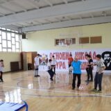 Kragujevac: Renovirana sala za fizičko u OŠ „Đura Jakšić” u čijem parketu su bile rupe, a đaci nisu imali strunjače 10