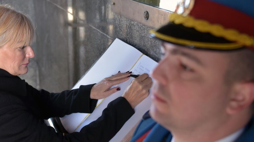 Paunović položila venac na Spomenik neznanom junaku na Avali 1