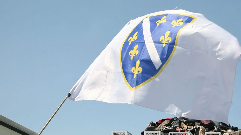 U Bužimu održan skup sa ratnim zastavama Armije BiH i pokličima "Alahu ekber" 1