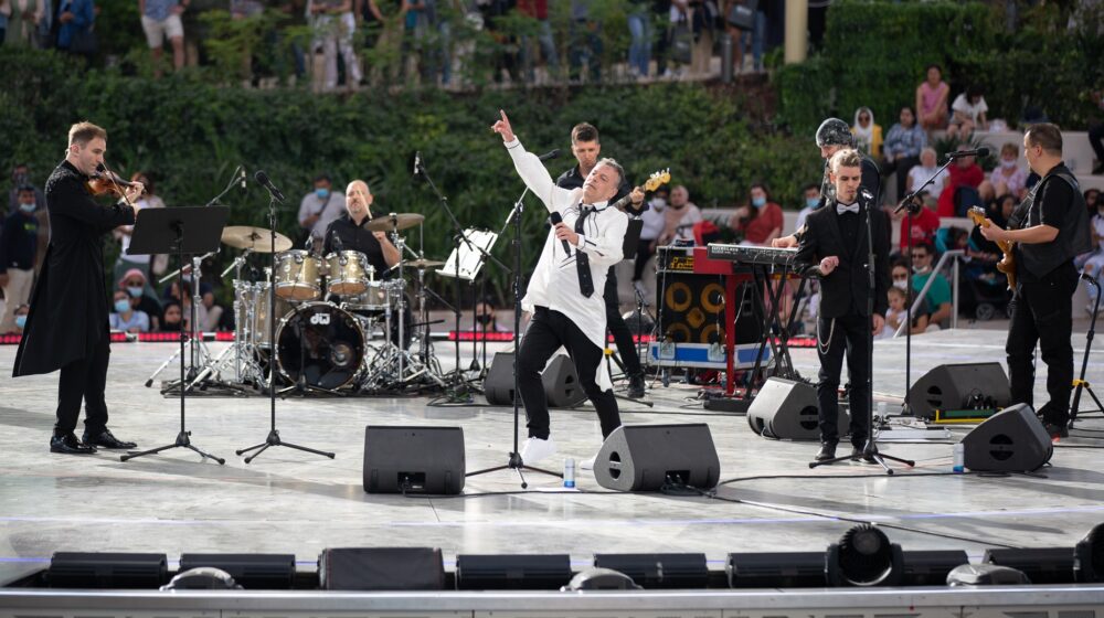 Ovacije za Stefana Milenkovića i dr Neleta Karajlića u Dubaiju 1