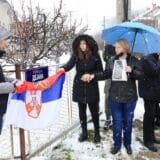 Dejan Kovačević koji je nastradao u eksploziji u TRZ-u pre pet godina dobio u Kragujevcu tablu sa imenom ulice 16