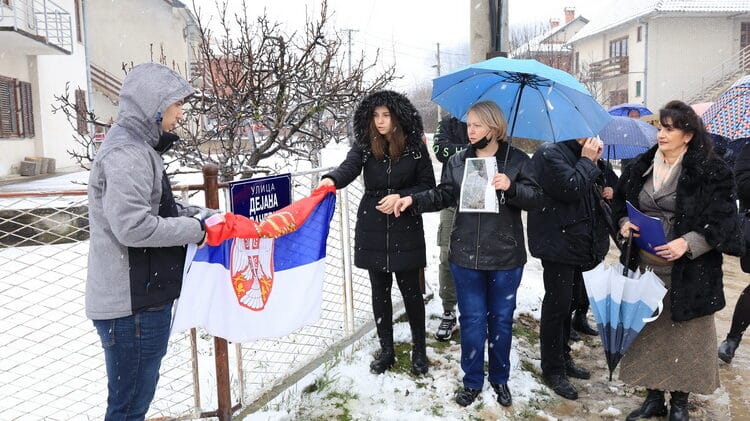 Dejan Kovačević koji je nastradao u eksploziji u TRZ-u pre pet godina dobio u Kragujevcu tablu sa imenom ulice 1