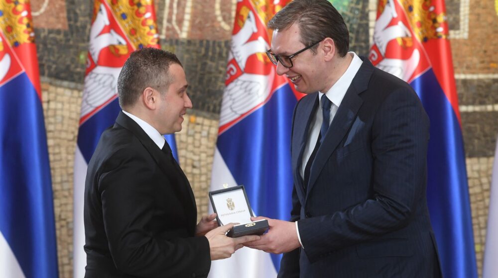 Zlatna medalja za "Arenu sport": Preplatili prenos Premijer lige 600 miliona evra, pa odlikovani za "prljav posao" 1 Zlatna medalja za "Arenu sport": Preplatili prenos Premijer lige 600 miliona evra, pa odlikovani za "prljav posao" 1