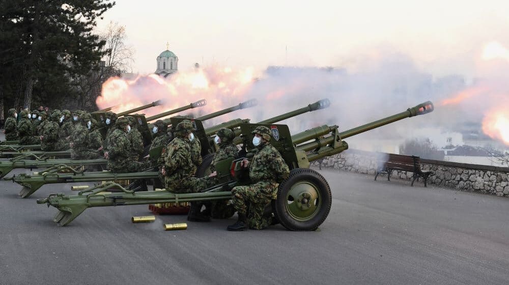 Počasna artiljerijska paljba povodom Dana državnosti (FOTO) 1