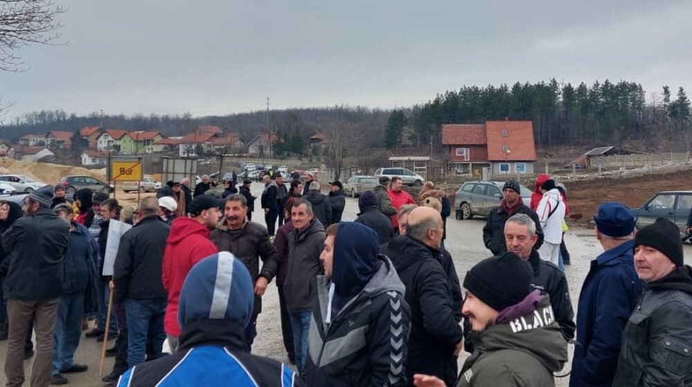 Drugi dan blokade kod Krivelja: "Blokada će trajati sve dok ne dobijemo odgovore, šta će biti sa našim selima” 1