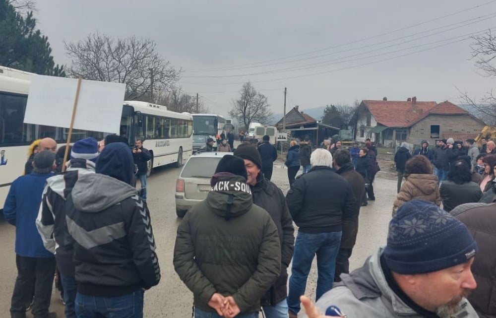 Drugi dan blokade kod Krivelja: "Blokada će trajati sve dok ne dobijemo odgovore, šta će biti sa našim selima” 2