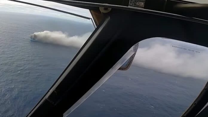 Požar na brodu koji je prevozio automobile “porše“ i “folksvagen“ za SAD: Posada evakuisana, neizvesno šta će biti sa vozilima 1