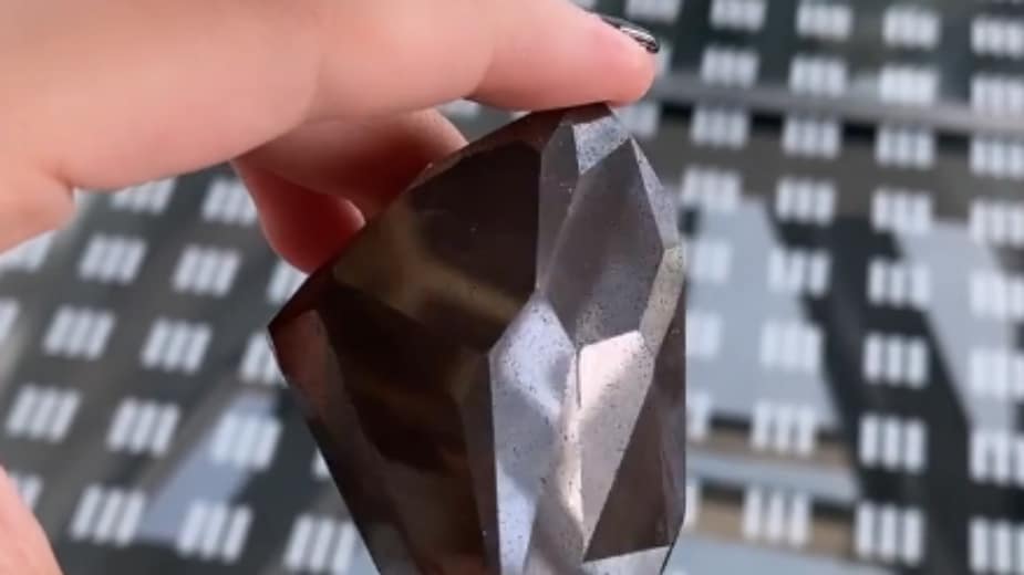 Najveći prirodni crni dijamant na svetu prodat za 3,16 miliona funti 1