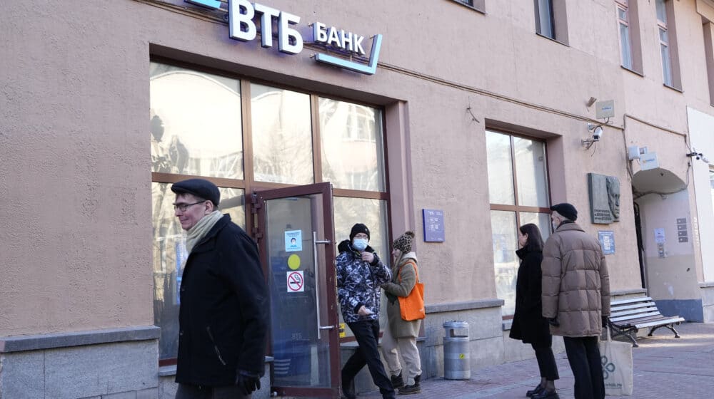Pad ruske rublje zbog sankcija Zapada, dugi redovi ispred bankomata 1