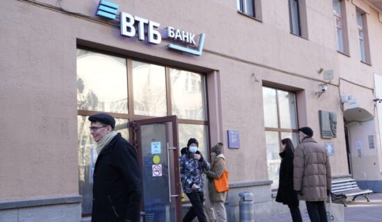 Pad ruske rublje zbog sankcija Zapada, dugi redovi ispred bankomata 15