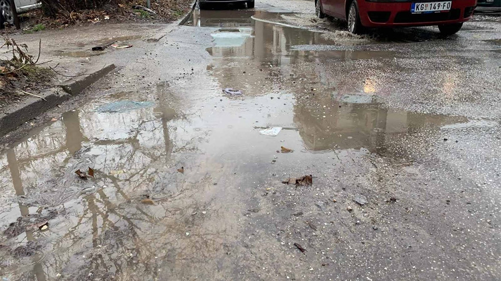 Žive u centru grada, kvadrat plaćaju do 1.500 evra, a ulice kao pre 200 godina (VIDEO) 2 Žive u centru grada, kvadrat plaćaju do 1.500 evra, a ulice kao pre 200 godina (VIDEO) 2