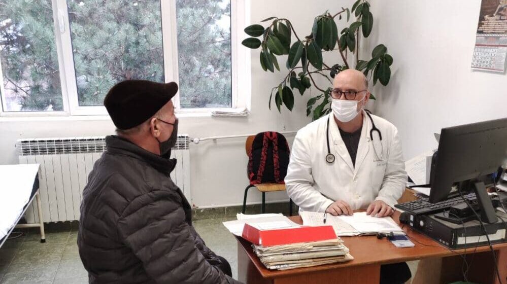 Dr Vladica Petrović je svoju malu ambulantu organizovao bolje nego velike gradske: Bolest i smrt se teže preživljavaju kad sve pacijente poznajete 1