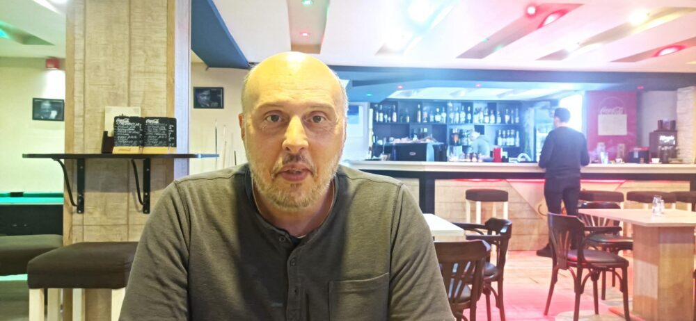 Dr Vladica Petrović je svoju malu ambulantu organizovao bolje nego velike gradske: Bolest i smrt se teže preživljavaju kad sve pacijente poznajete 3 Dr Vladica Petrović je svoju malu ambulantu organizovao bolje nego velike gradske: Bolest i smrt se teže preživljavaju kad sve pacijente poznajete 3