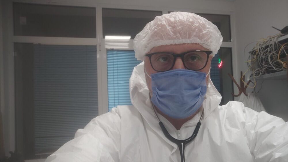 Dr Vladica Petrović je svoju malu ambulantu organizovao bolje nego velike gradske: Bolest i smrt se teže preživljavaju kad sve pacijente poznajete 2 Dr Vladica Petrović je svoju malu ambulantu organizovao bolje nego velike gradske: Bolest i smrt se teže preživljavaju kad sve pacijente poznajete 2