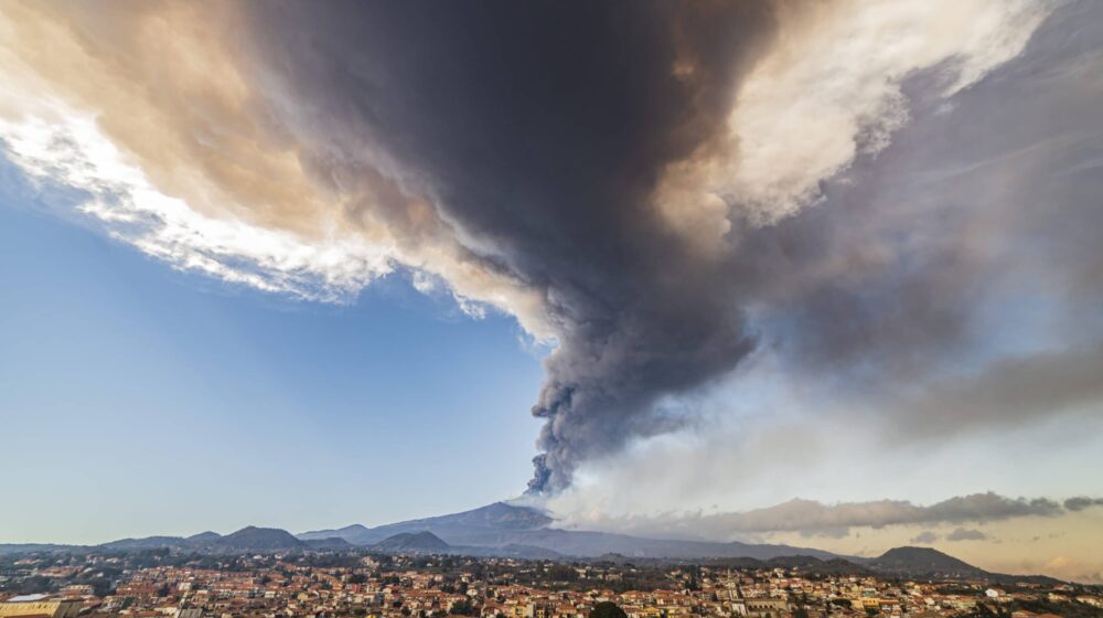 Vulkan Etna izbacuje stub pepela 12 kilometara uvis 1