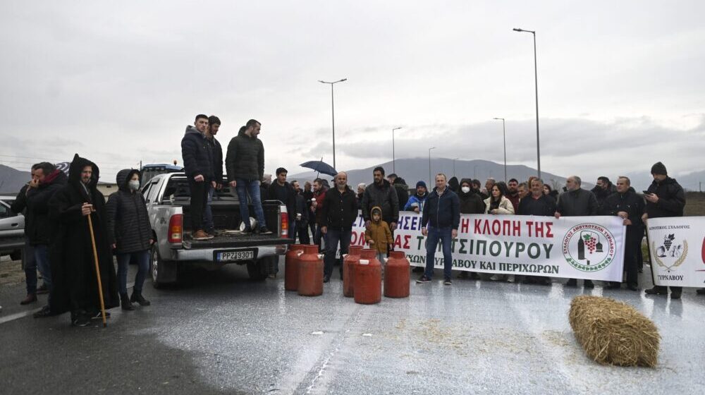 Grčki poljoprivrednici prete blokadom auto-puteva zbog cene energenata 1