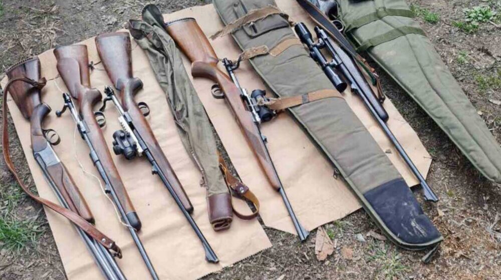 U kombiju u Perućcu policija pronašla veliku količinu oružja 1