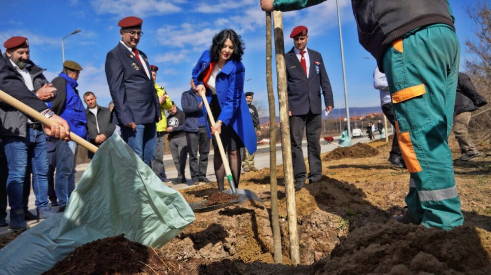 Sadnja drveća na niškom Bulevaru heroja sa Košara, prisustvovao i general Vladimir Lazarević 1