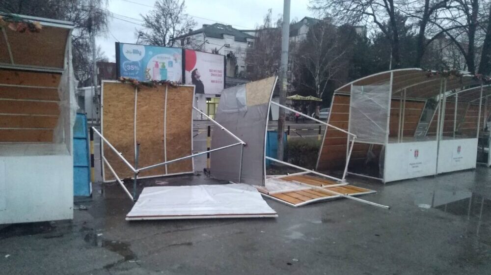 Jak vetar u Nišu rušio tende i pijačne tezge (FOTO) 1
