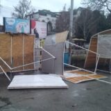 Jak vetar u Nišu rušio tende i pijačne tezge (FOTO) 9