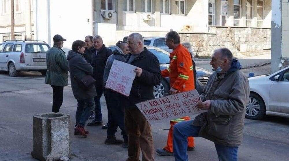 Zbog nedostatka kvoruma prekinuta sednica Skupštine Bora, meštani sela negodovali ispred 1