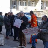 Zbog nedostatka kvoruma prekinuta sednica Skupštine Bora, meštani sela negodovali ispred 2