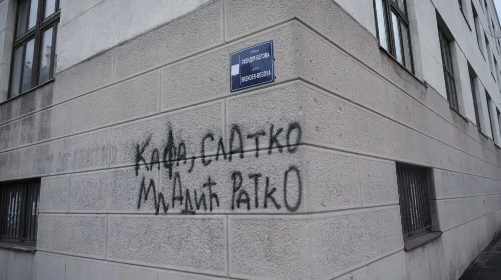 Prekrečen grafit posvećen Ratku Mladiću na zidu gimnazije u Beogradu 1