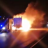 Zapalio se kamion sa prikolicom na autoputu Beograd-Novi Sad 8