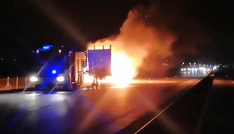 Zapalio se kamion sa prikolicom na autoputu Beograd-Novi Sad 1